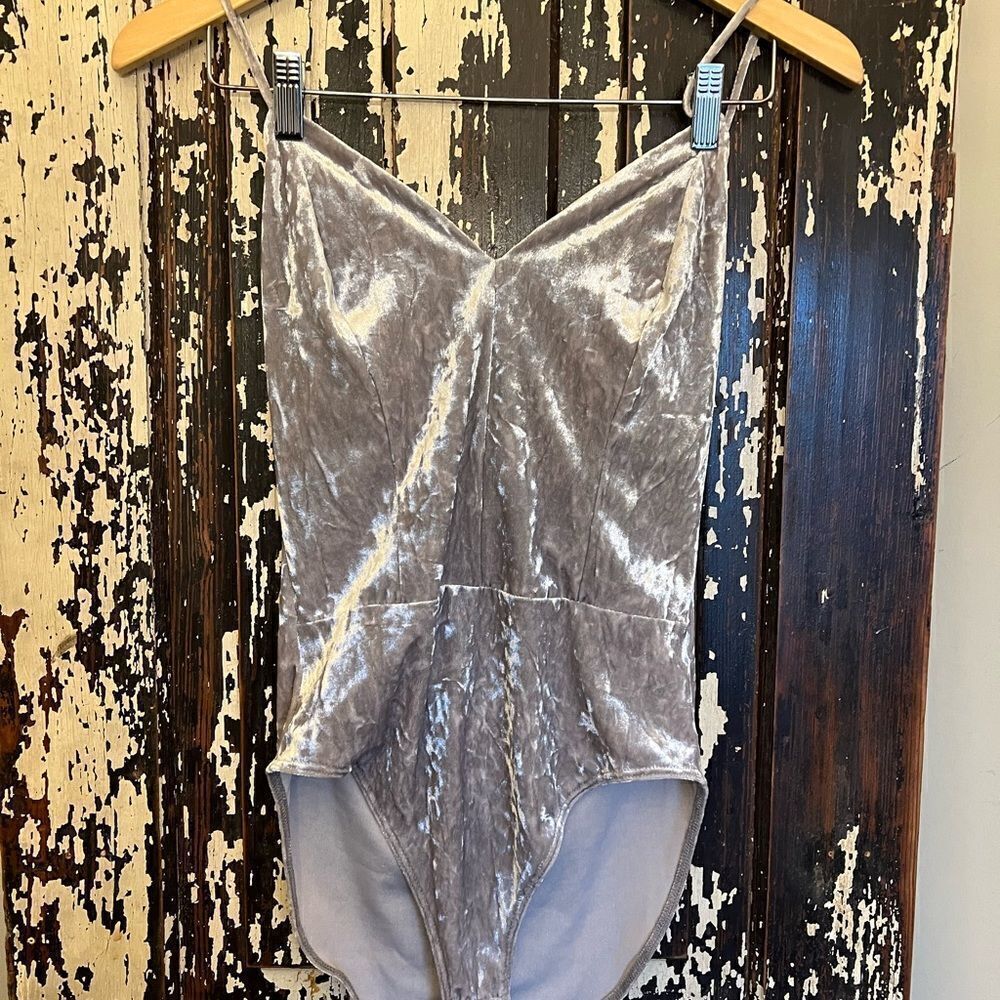 NWT women’s Forever 21 silver knit velvety bodysuit. Size M.